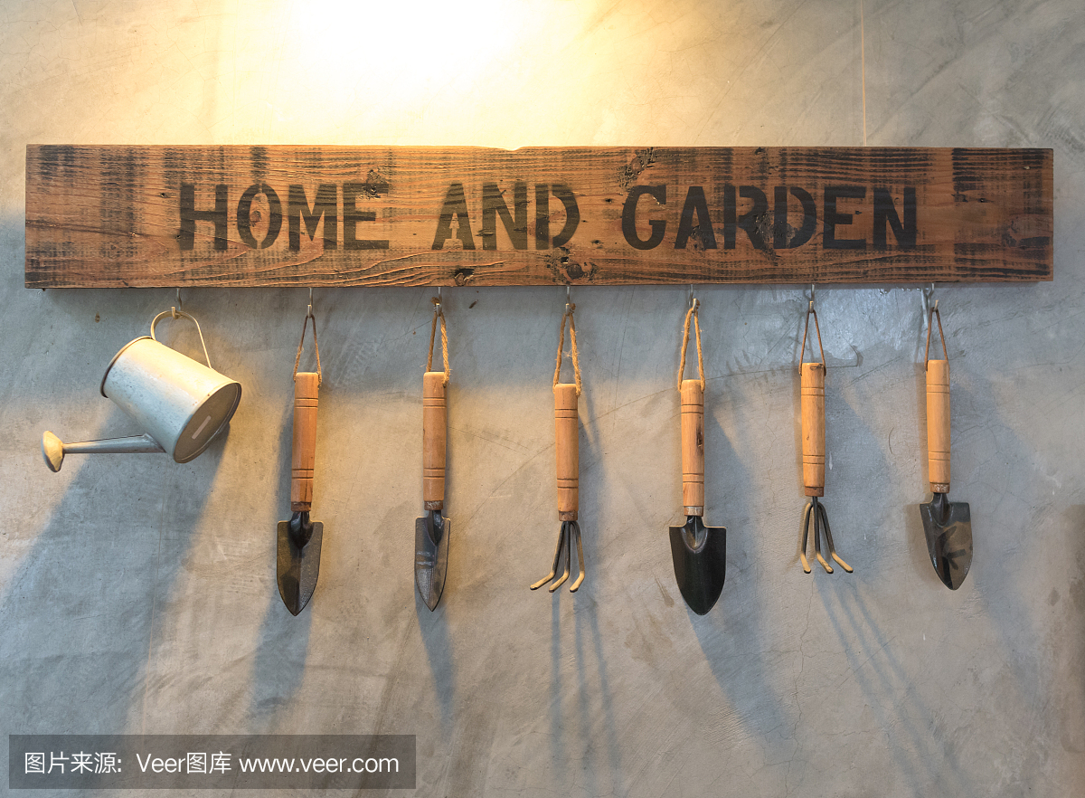 花园工具和喷壶可以挂在墙上